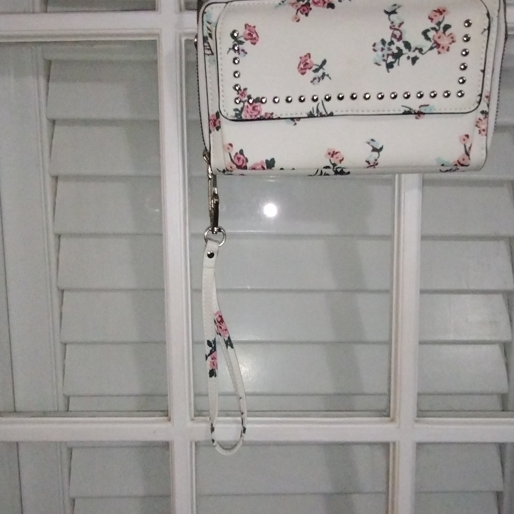 Elegant Floral Crossbody Bag with Stud Accents - Picture 10 of 17